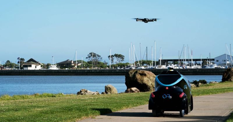 immagine di or 3 auto robot con drone di sorveglianza