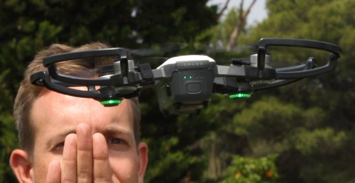 immagine di dji spark comandato con la mano
