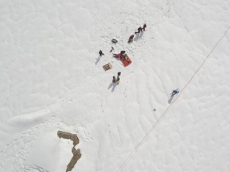 drone sorvola il ghiacciao col team di ricercatori sul campo