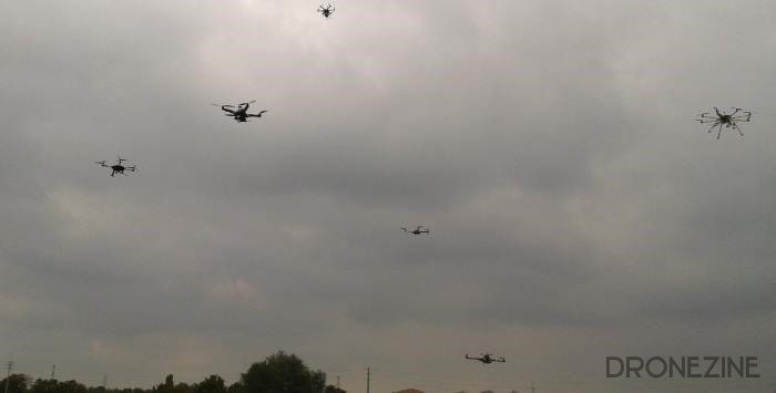 immagine di cielo pieno droni multirotori web