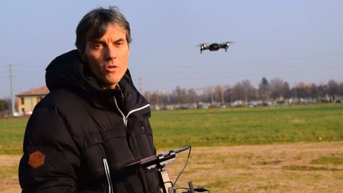 Stefano Orsi, direttore scientifico di DronEzine, prova in hivering il Mavic Air