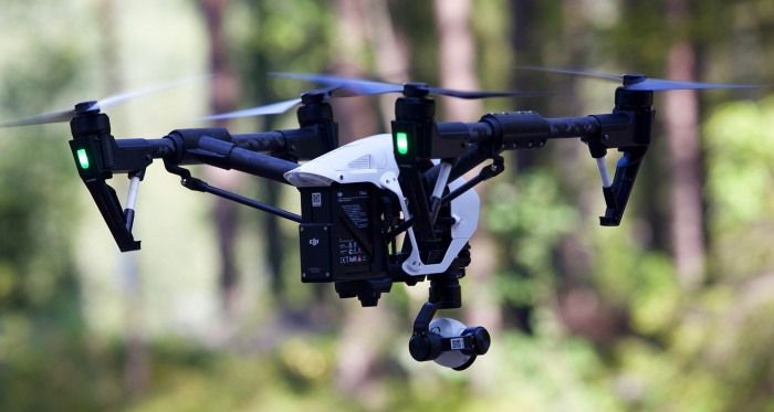 immagine di drone da lavoro in volo