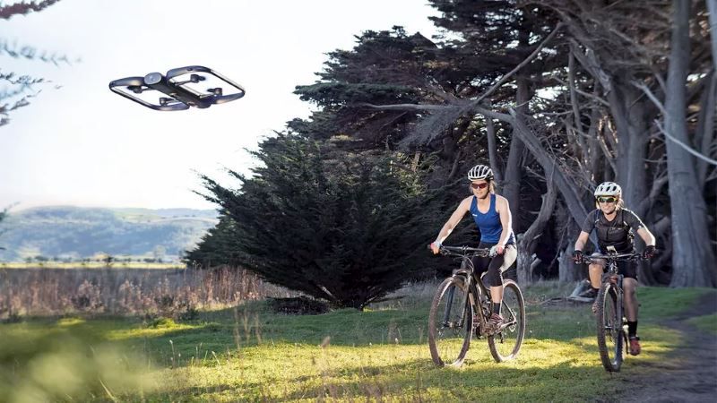 Il drone Skydio riprende una ciclista