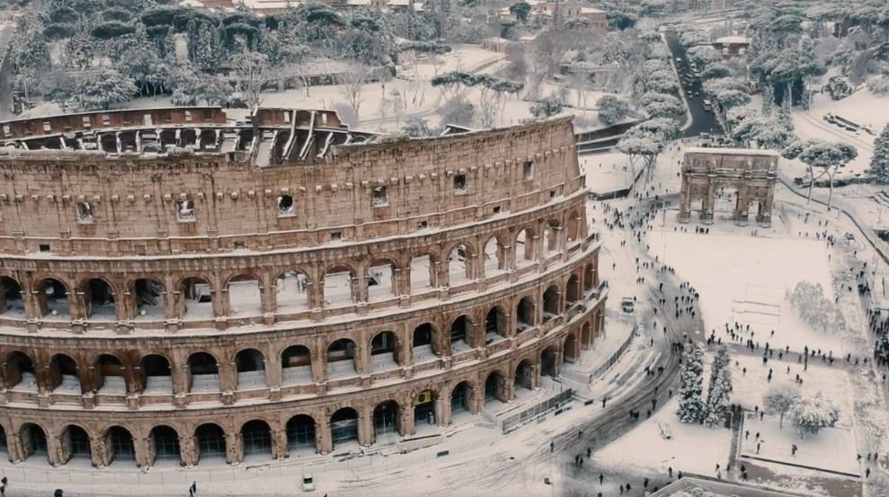 immagine di drone volo su roma innevata colosseo