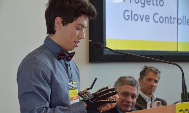 immagine di glove controller guanto per controllare drone