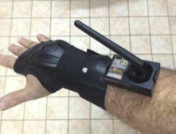 immagine di guanto controlla drone giuseppe dangelo