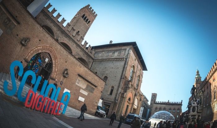 immagine di pnsd scuola digitale droni bologna piazza maggiore