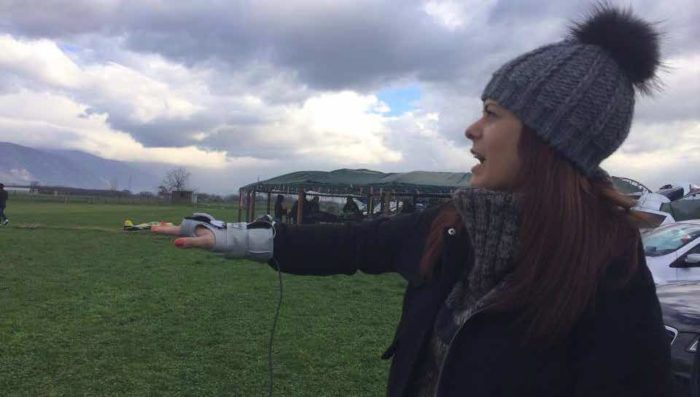 immagine di un guanto come controller per il drone