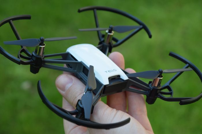 drone tello in mano