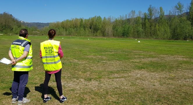 immagine di donna pilota droni liguria