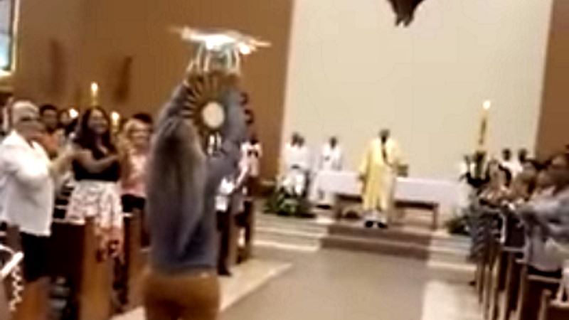 drone in chiesa in brasile