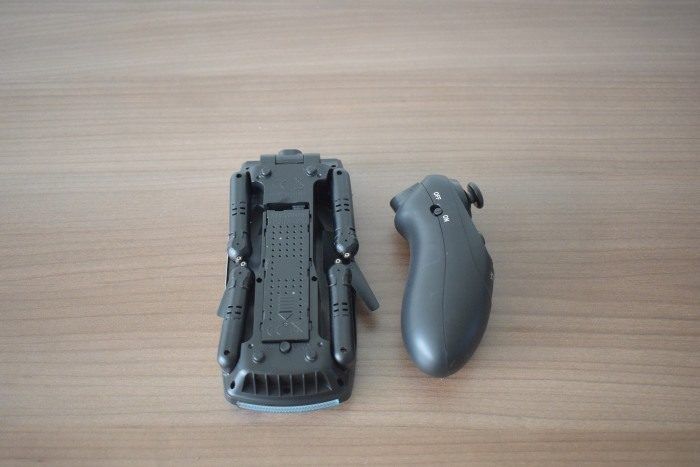 immagine di drone e controller retro