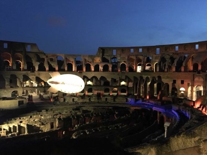 immagine di dirigibile italdrone in volo colosseo gladiatore