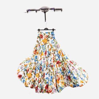 immagine di drone porta capi abbigliamento dolce gabbana