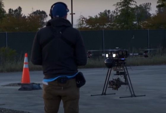 immagine di ildrone che riprende i droni.di intel per la copertina de il time