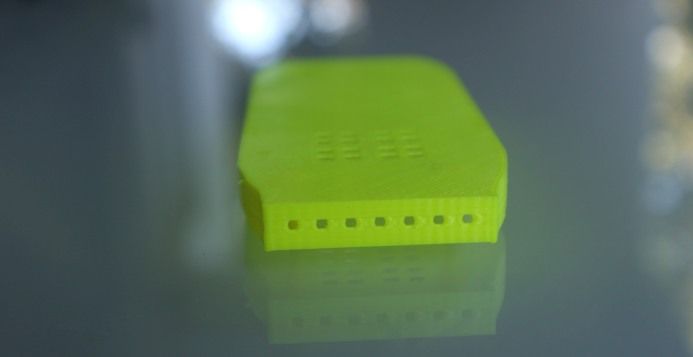 immagine di particolare fori quadrati cappottina drone spark alleggerito