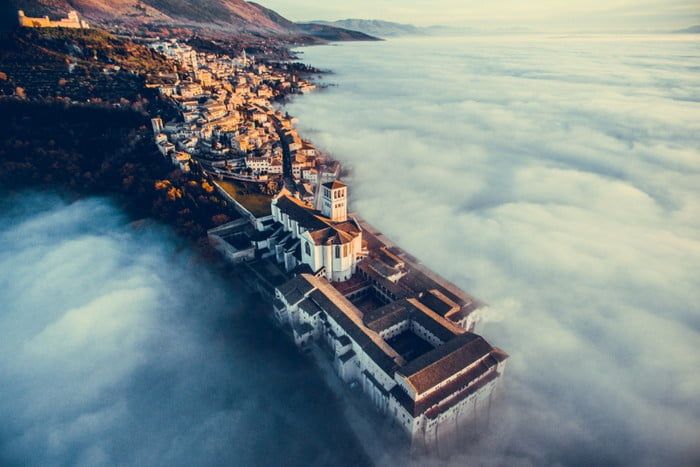 immagine di assisiovertheclouds 700x467 c