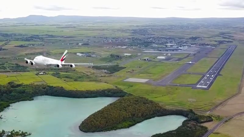 drone filma airbus in decollo mauritius