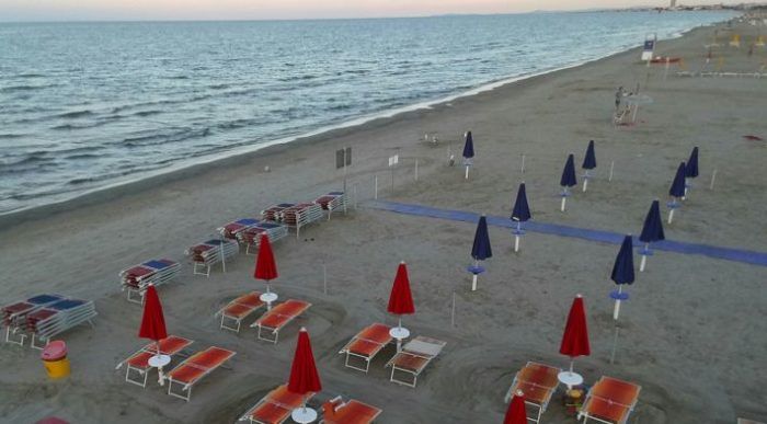 immagine di sorvolo spiaggia drone