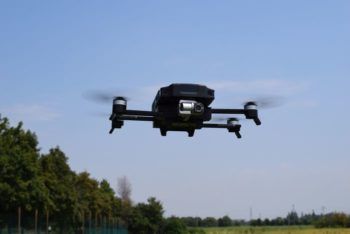 immagine di drone gdu o2 in volo w