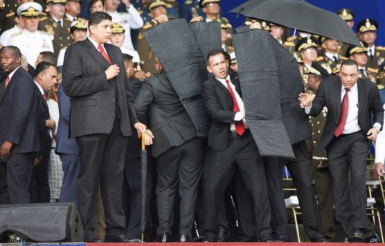immagine di uomini presidente maduro proteggono da attetato con droni
