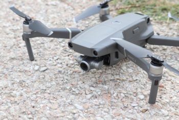 immagine di dji mavic 2 zoom a terra