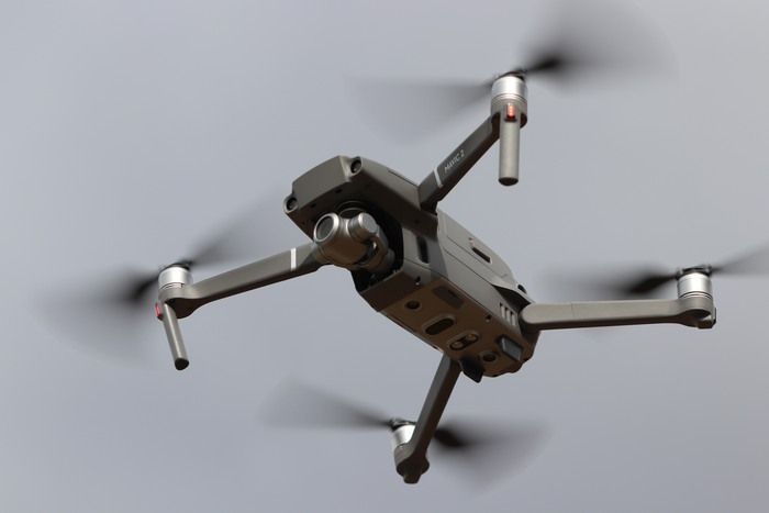 immagine di drone dhi mavic 2 zoom in volo
