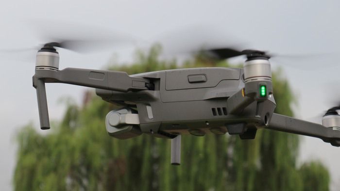 immagine di drone dji mavic 2 pro in volo
