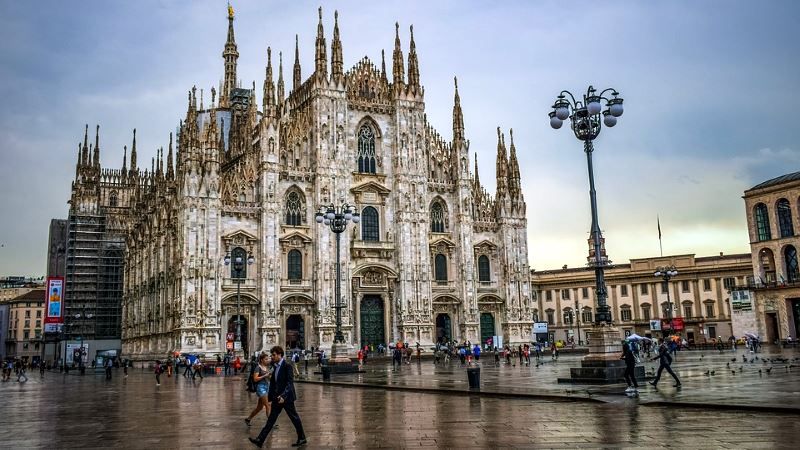 drone in piaza duomo ferisce passante al volto
