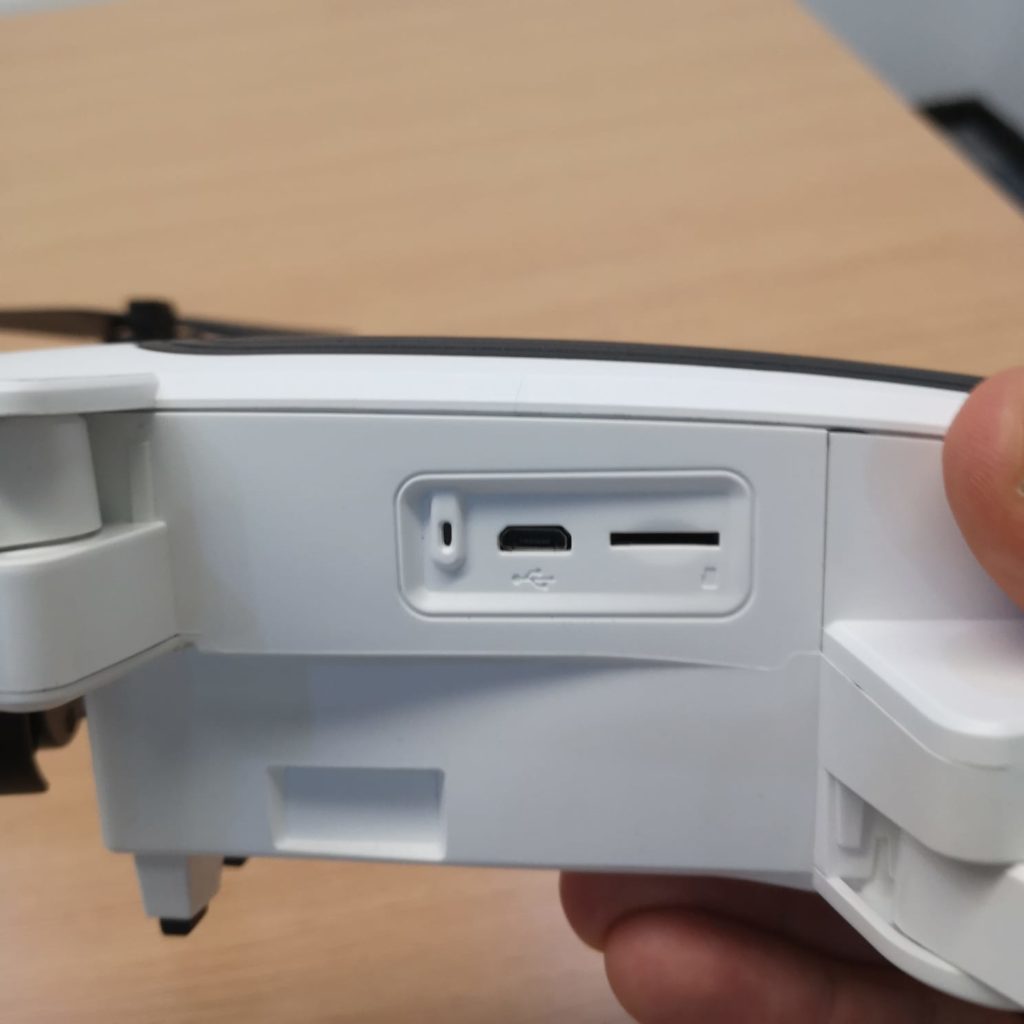 immagine di ingresso sd card e usb drone husban zino