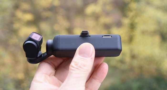 immagine di connettore laterale e ingresso scheda memoria dji osmo pocket w