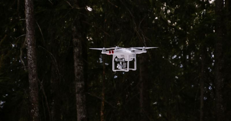 drone costringe aereo ad atterrare tasmania