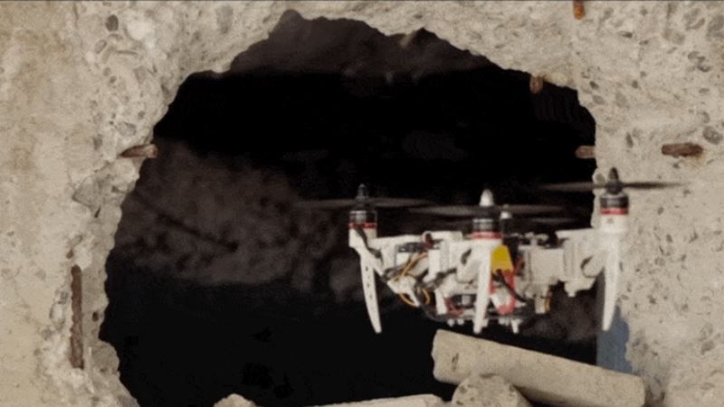 drone pieghevole in volo