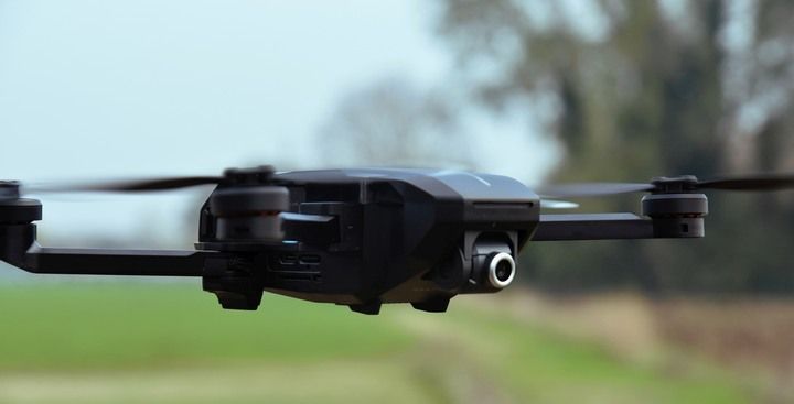immagine di drone yuneec mantisq in volo web