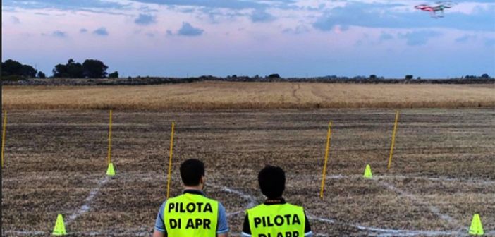 immagine di pilota di.droni con patentino