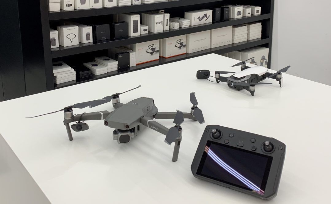 immagine di dji smart controller e dj mavic 2 drone