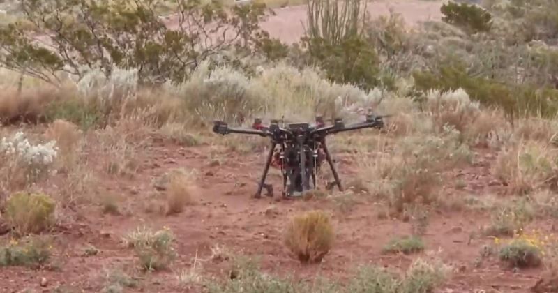 drone scavatore con paracadute