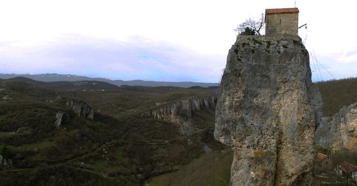 immagine di pilastro della vita visto dal drone
