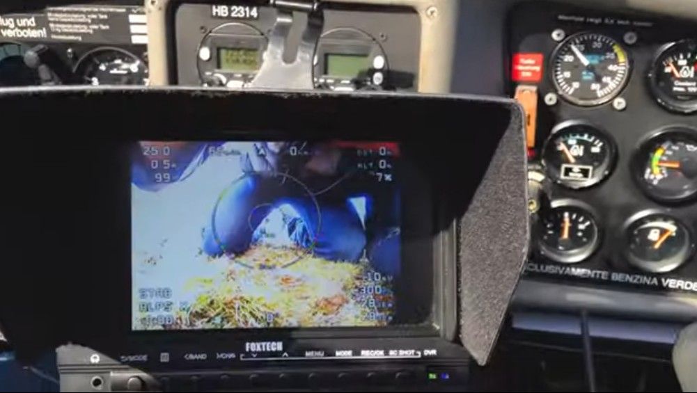 immagine di volo drone alpi svizzere consegna prodotti filatelici