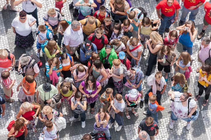 immagine di drone over people