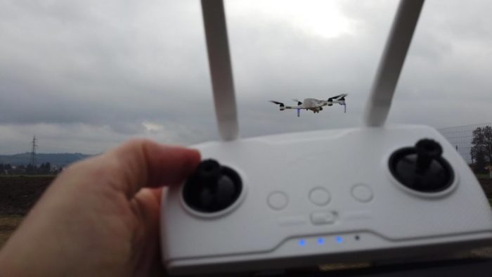 immagine di radio e drone zino volo