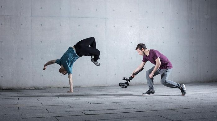 immagine di uso del gimba dji.ronin s essential kit