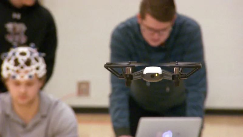 canadese pilota drone con la mente