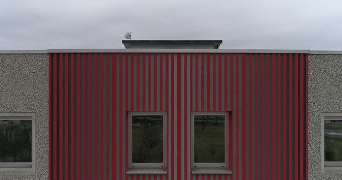 immagine di facciata capannone ripresa da drone di udrone