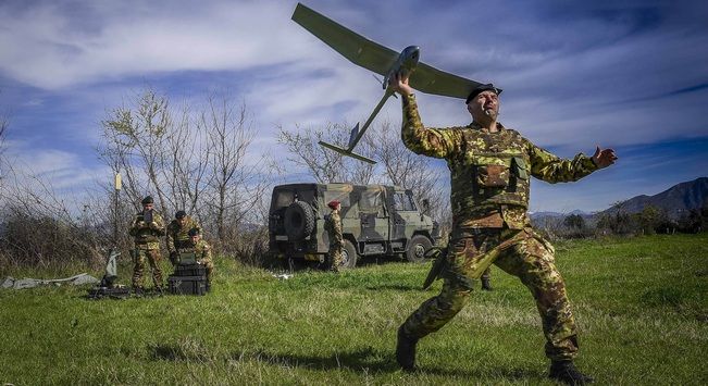 immagine di terra dei fuochi drone miltare esercito italiano raven