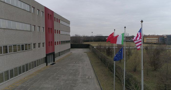 immagine di volo con drone e vento forte