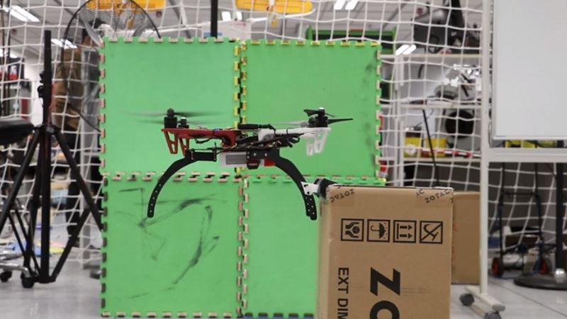 drone con artigli si aggrappa a una scatola
