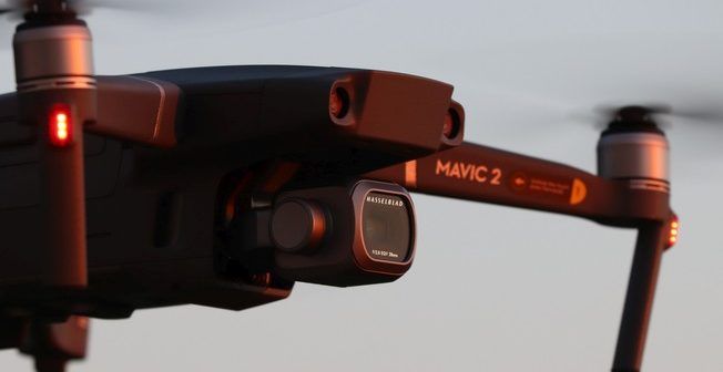 immagine di drone dji mavic 2 pro in volo