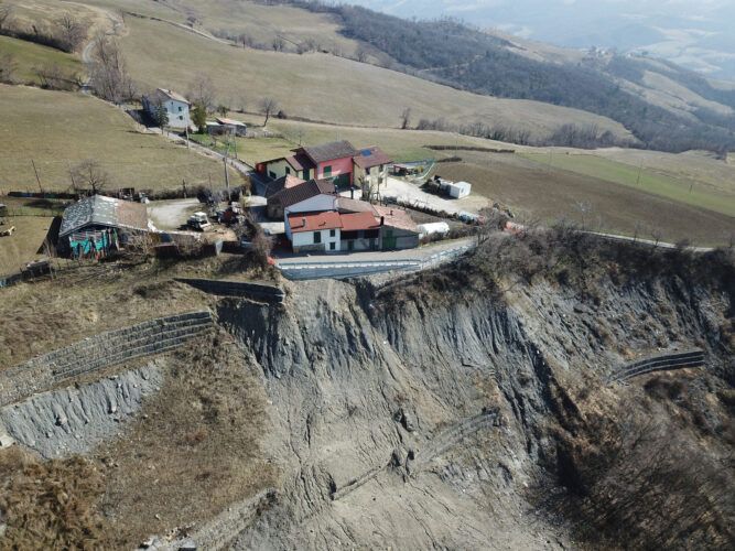 immagine di Attivit%C3%A0 in montagna intervento di contrasto al dissesto e ripristino viabilit%C3%A0 Ca Borgognoni Lizzano in Belvedere BO1