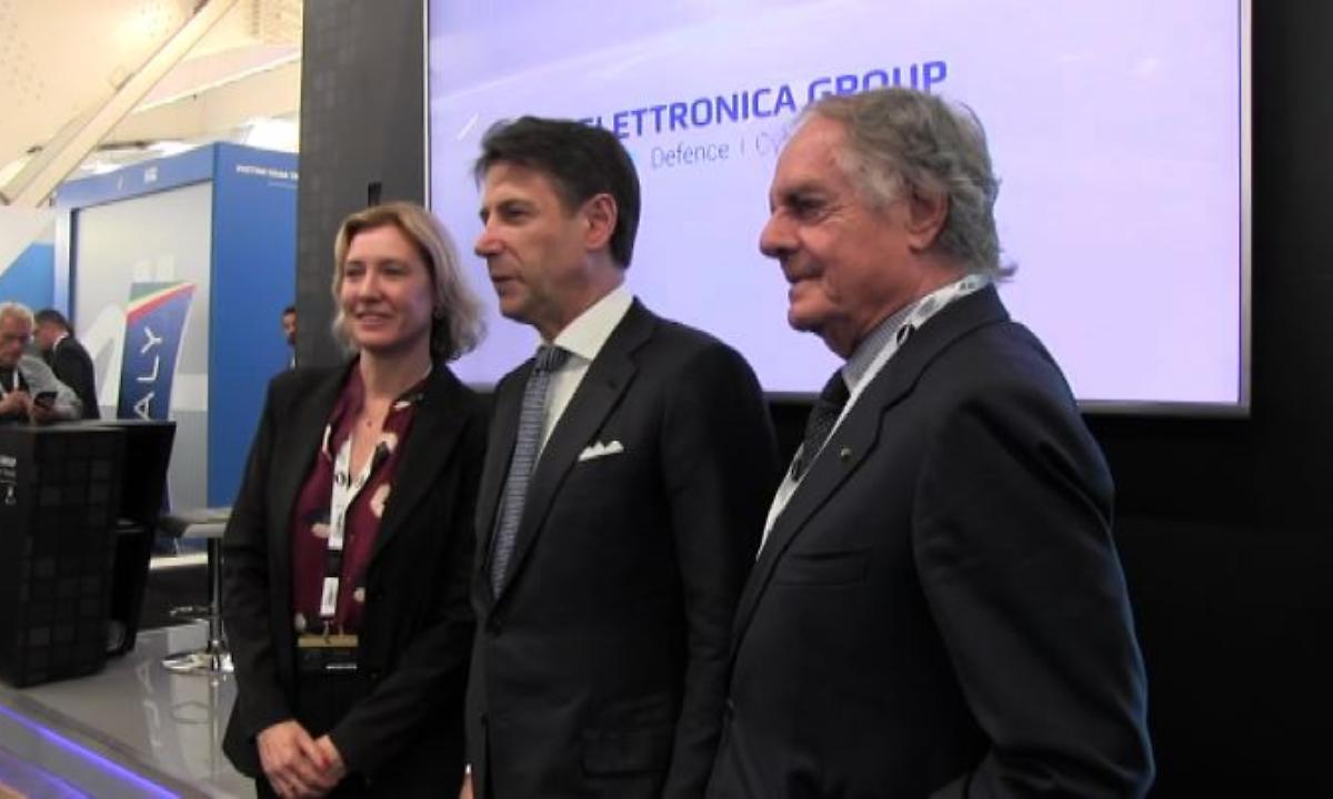 immagine di presidente conte stand elettronica group le bourget